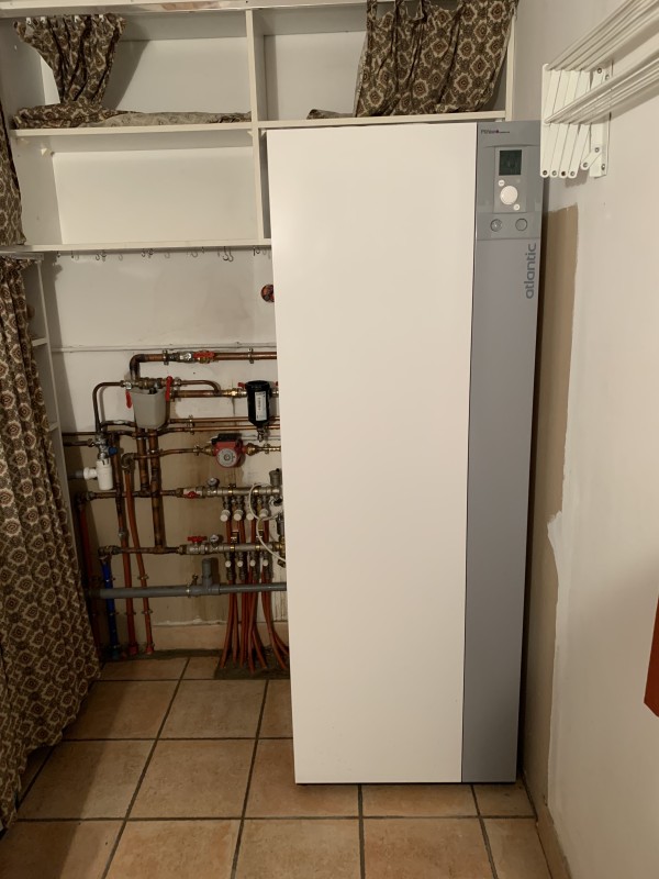 Unité intérieure de pompe à chaleur Air Eau de marque Atlantic Villeneuve les Avignon dans le Gard